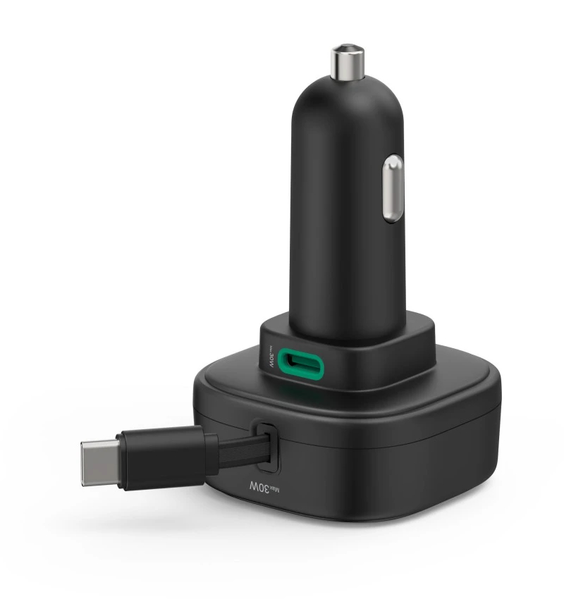 Czarna ładowarka samochodowa z podłączonym kablem USB-C. Widoczny zielony port USB-C.