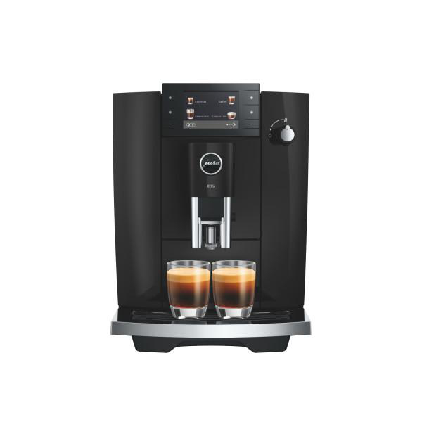 Schwarze Kaffeemaschine mit zwei Gläsern Espresso auf der Vorderseite.