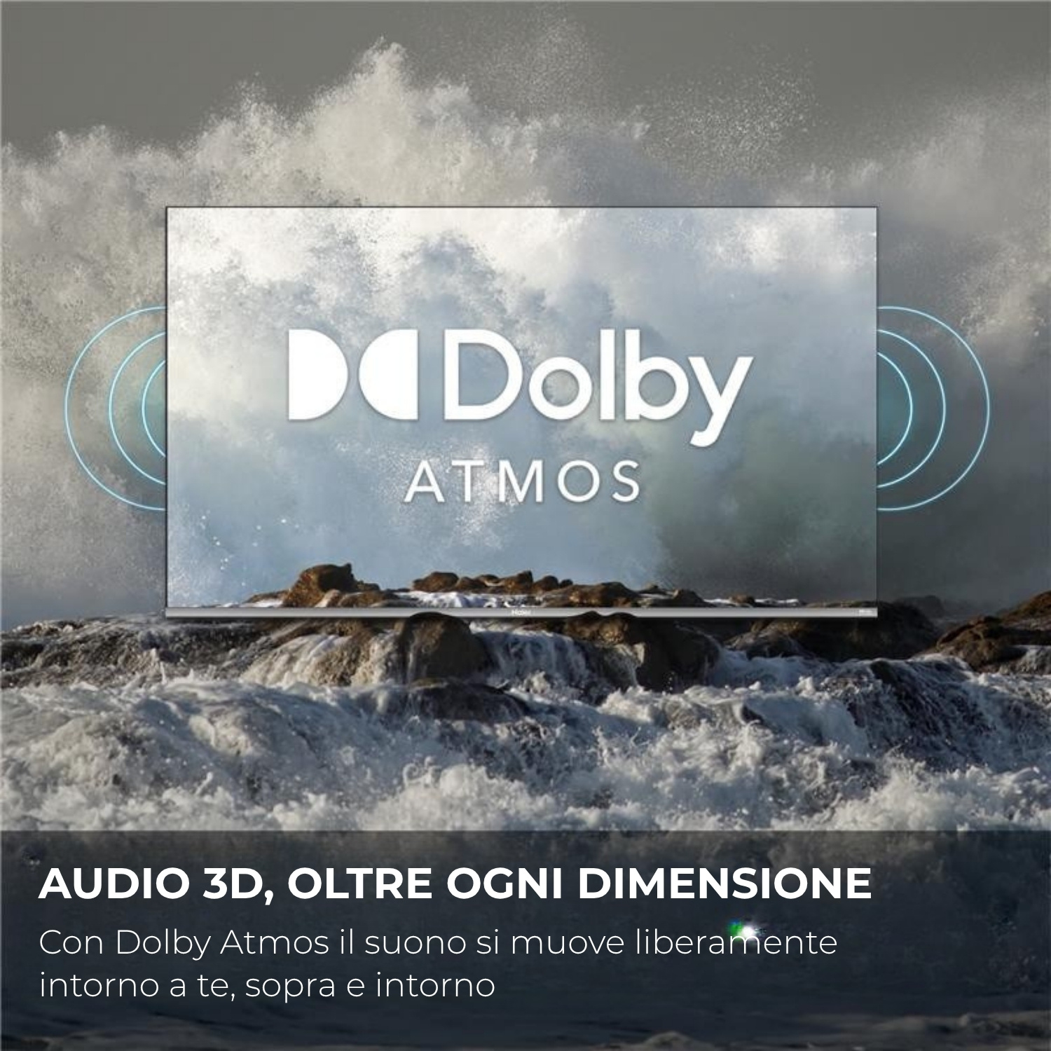 Logo Dolby Atmos su onde che si infrangono e rocce.