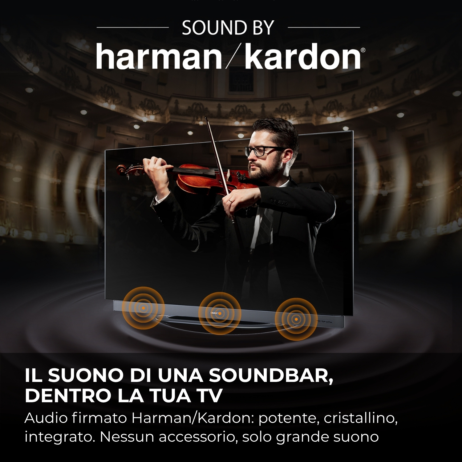 Uomo suona violino davanti a TV con logo Harman Kardon.