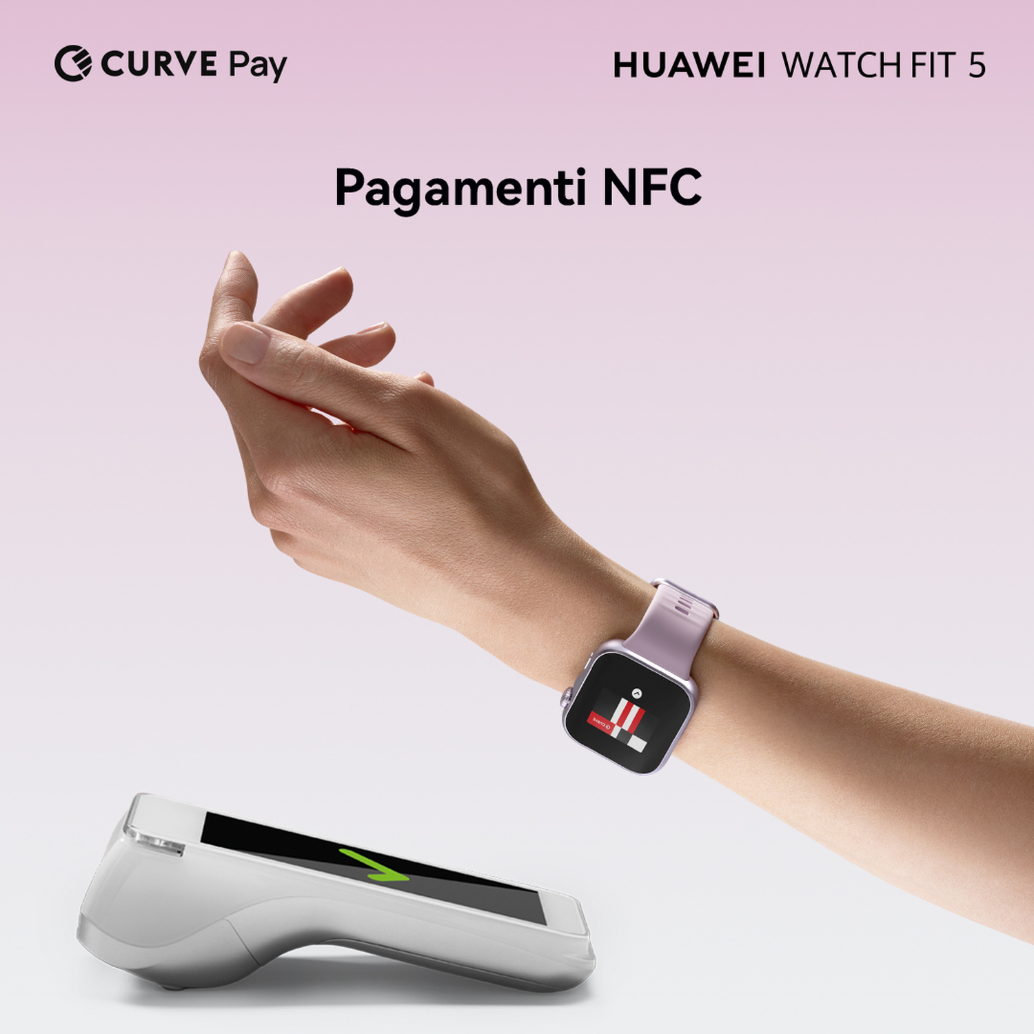 Una mano con Huawei Watch Fit 5 effettua pagamenti NFC contactless con un terminale POS.