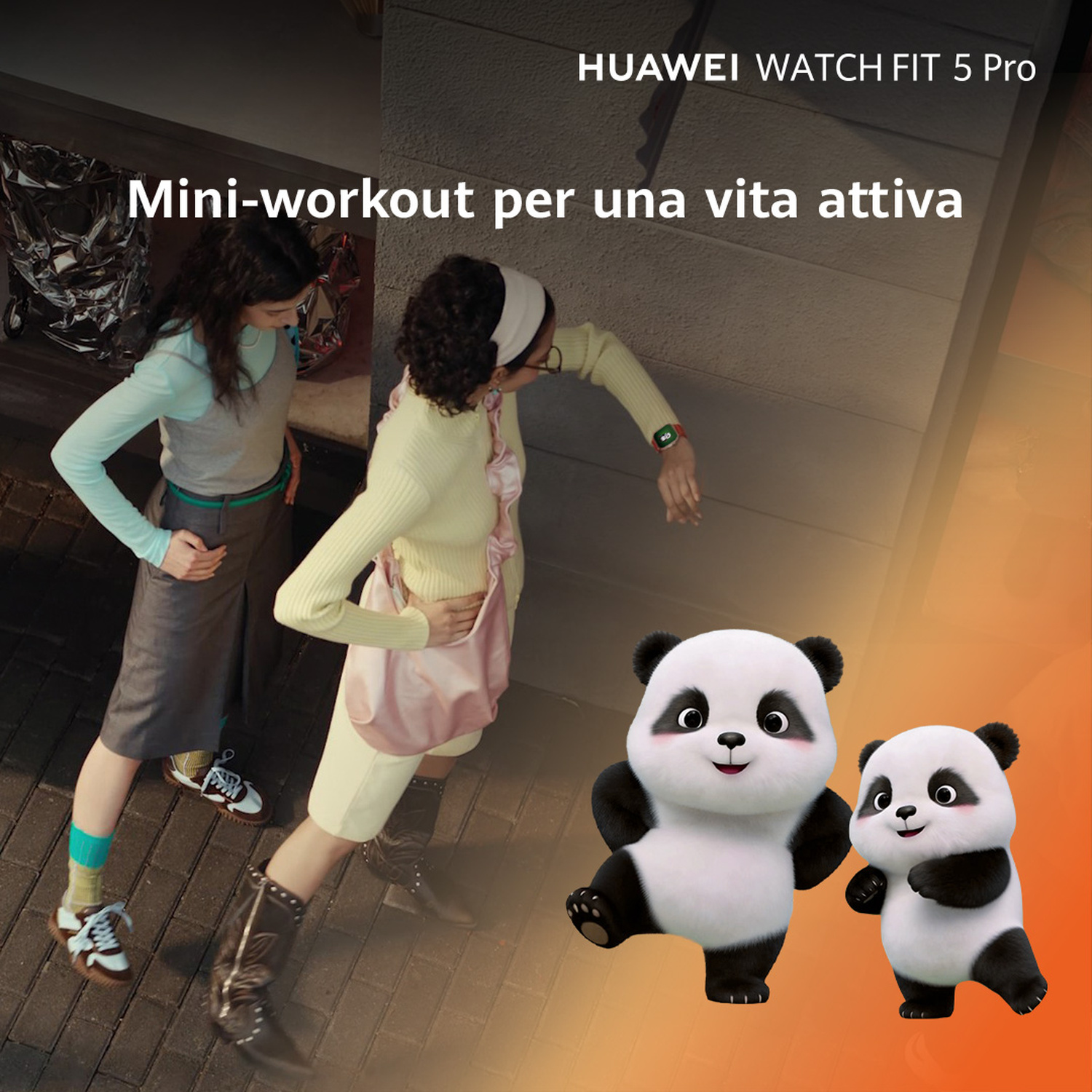 Due donne e due panda. Una donna indossa una gonna grigia e un top turchese, l'altra di giallo.