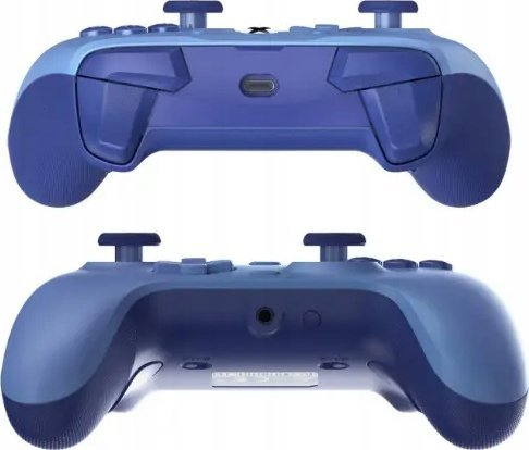 Dwa widoki niebieskiego kontrolera ze srebrnymi przyciskami i joystickami.