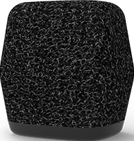 Un pare-brise en mousse noire à texture irrégulière sur une base grise.