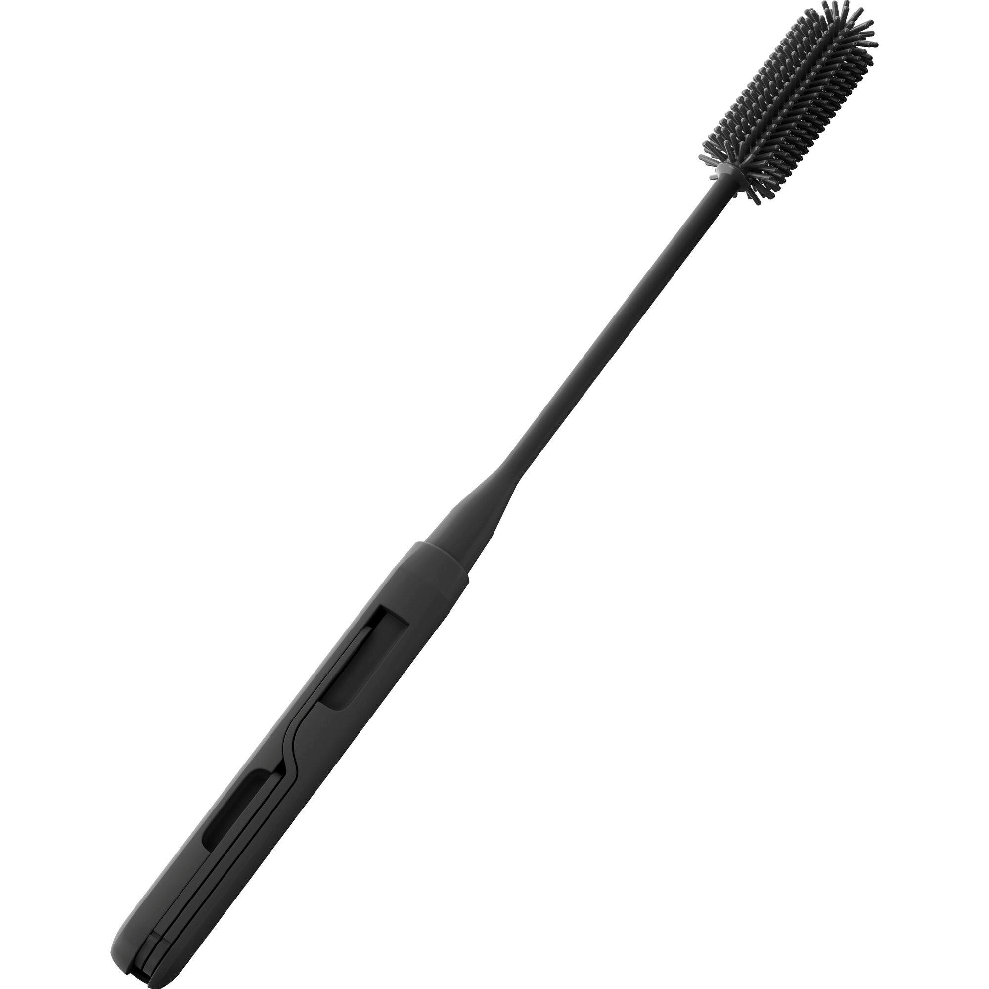 Eine schwarze Silikonbürste mit langem Griff, die auf weißem Hintergrund isoliert ist.