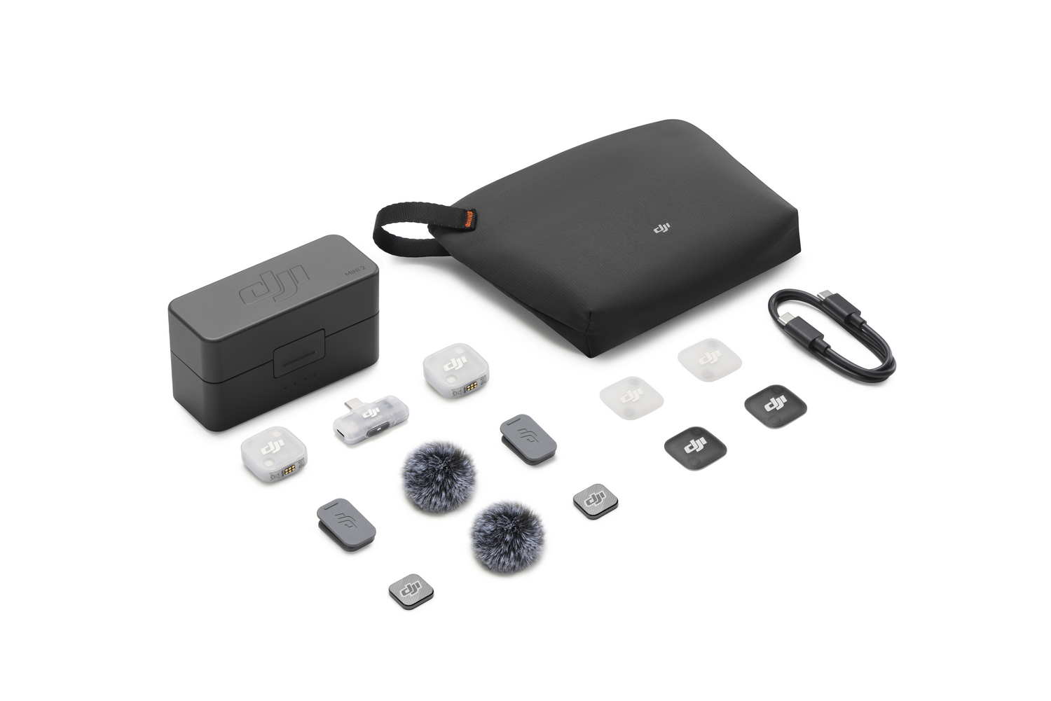 Accesorios DJI: estuche de carga, bolsa, cable, antiviento de micrófono y adaptadores.