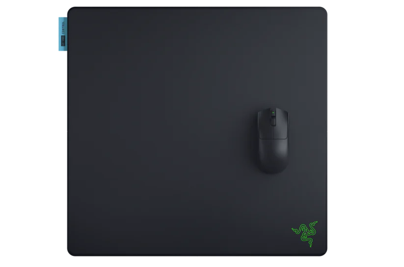 Alfombrilla de ratón negra con un ratón negro y un logo verde de Razer.