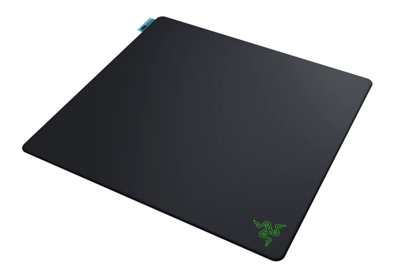 Alfombrilla de ratón negra con logo Razer verde neón y etiqueta azul.