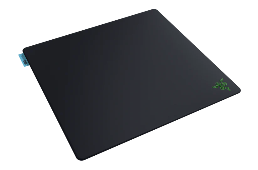 Alfombrilla negra Razer con logo verde y etiqueta azul.