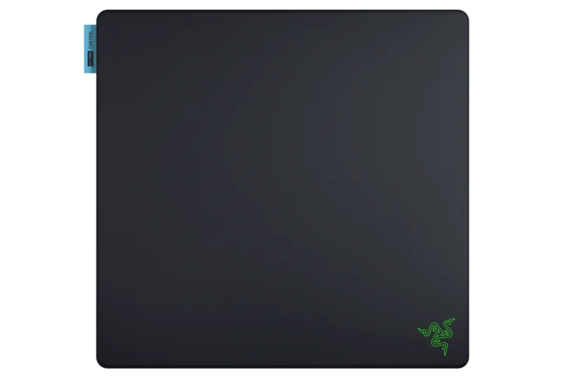Alfombrilla de ratón Razer negra con logo verde y etiqueta azul.