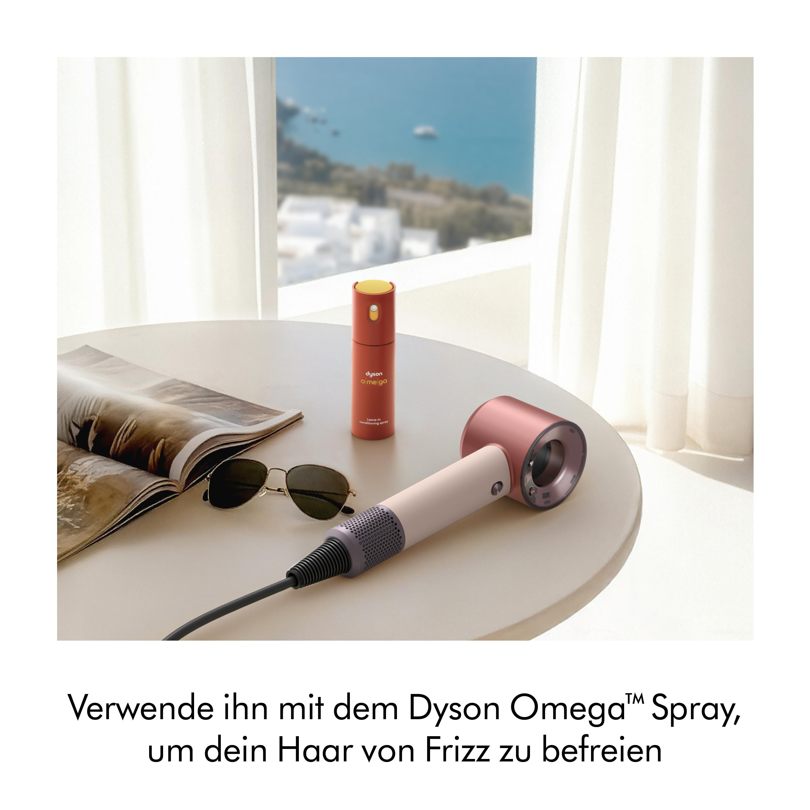 Dyson Haartrockner und Spray auf Tisch mit Blick aufs Meer.