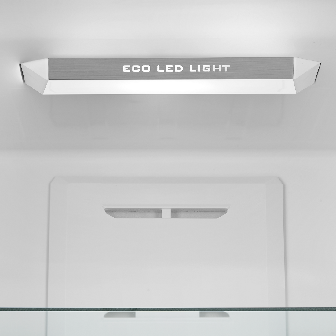 Światło LED Eco nad białym przedziałem w lodówce.