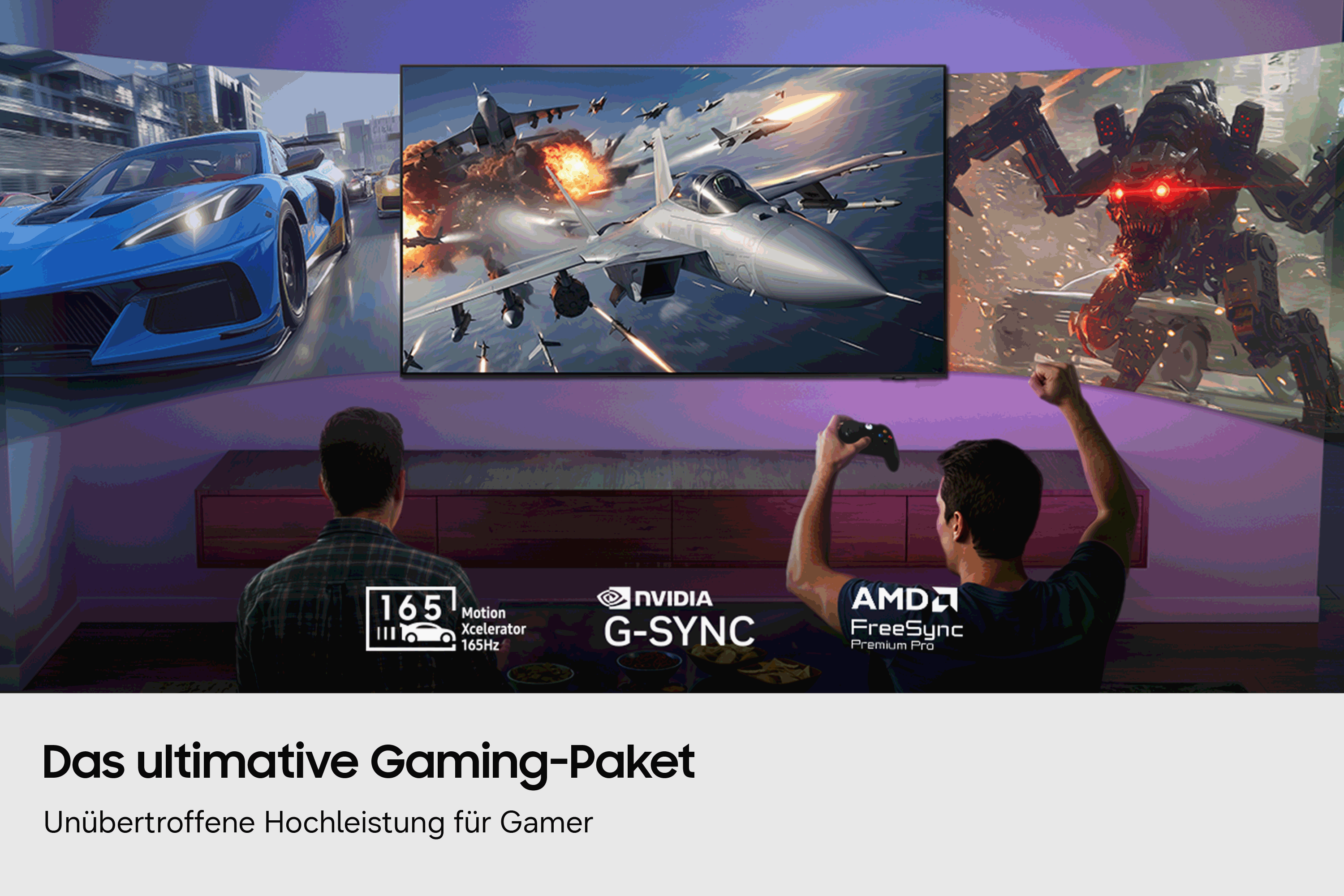 Zwei Männer spielen Videospiele auf einem Monitor mit Renn-, Kampfjet- und Roboter-Szenen.