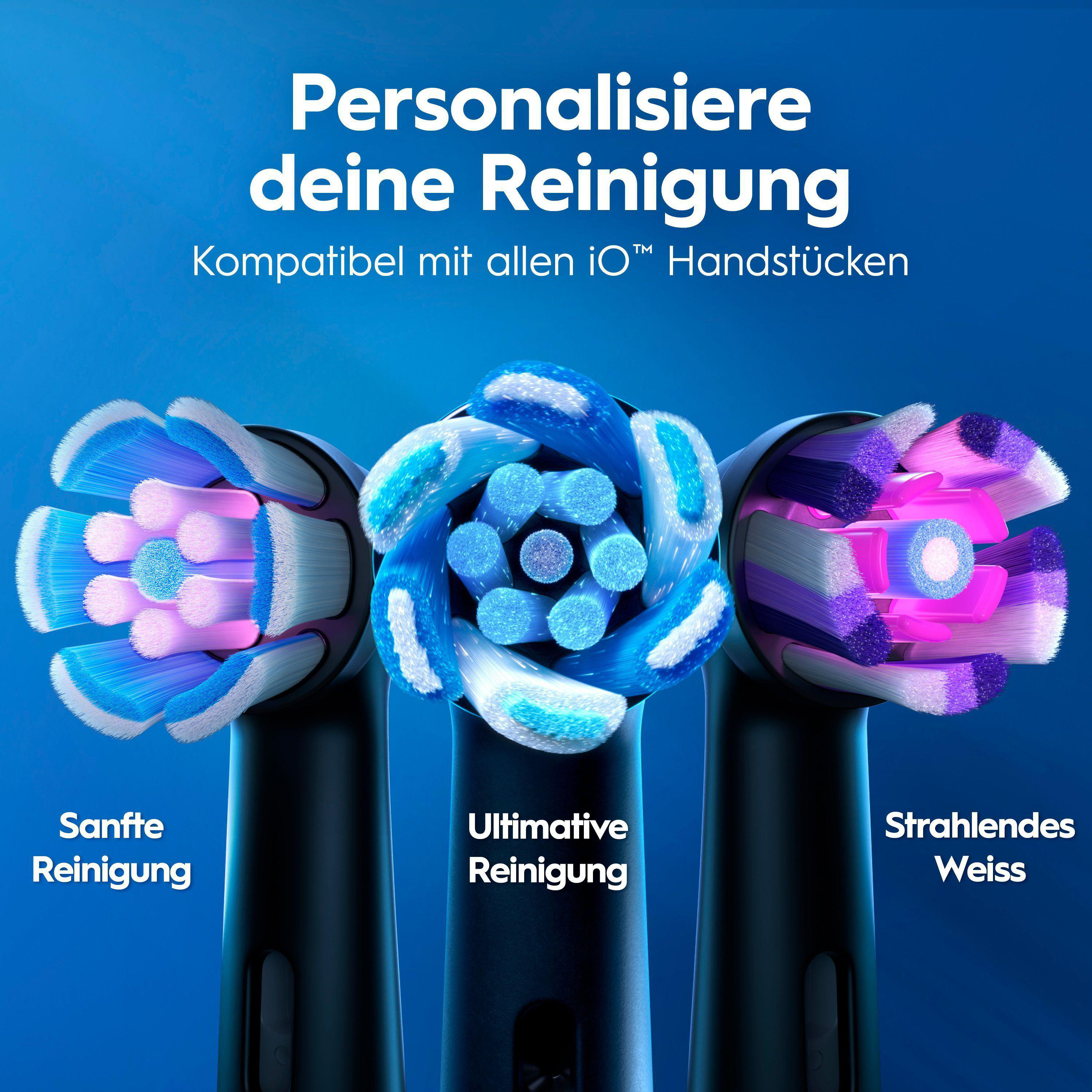 Drei elektrische Zahnbürstenköpfe in Blau, Lila und Weiß leuchten.