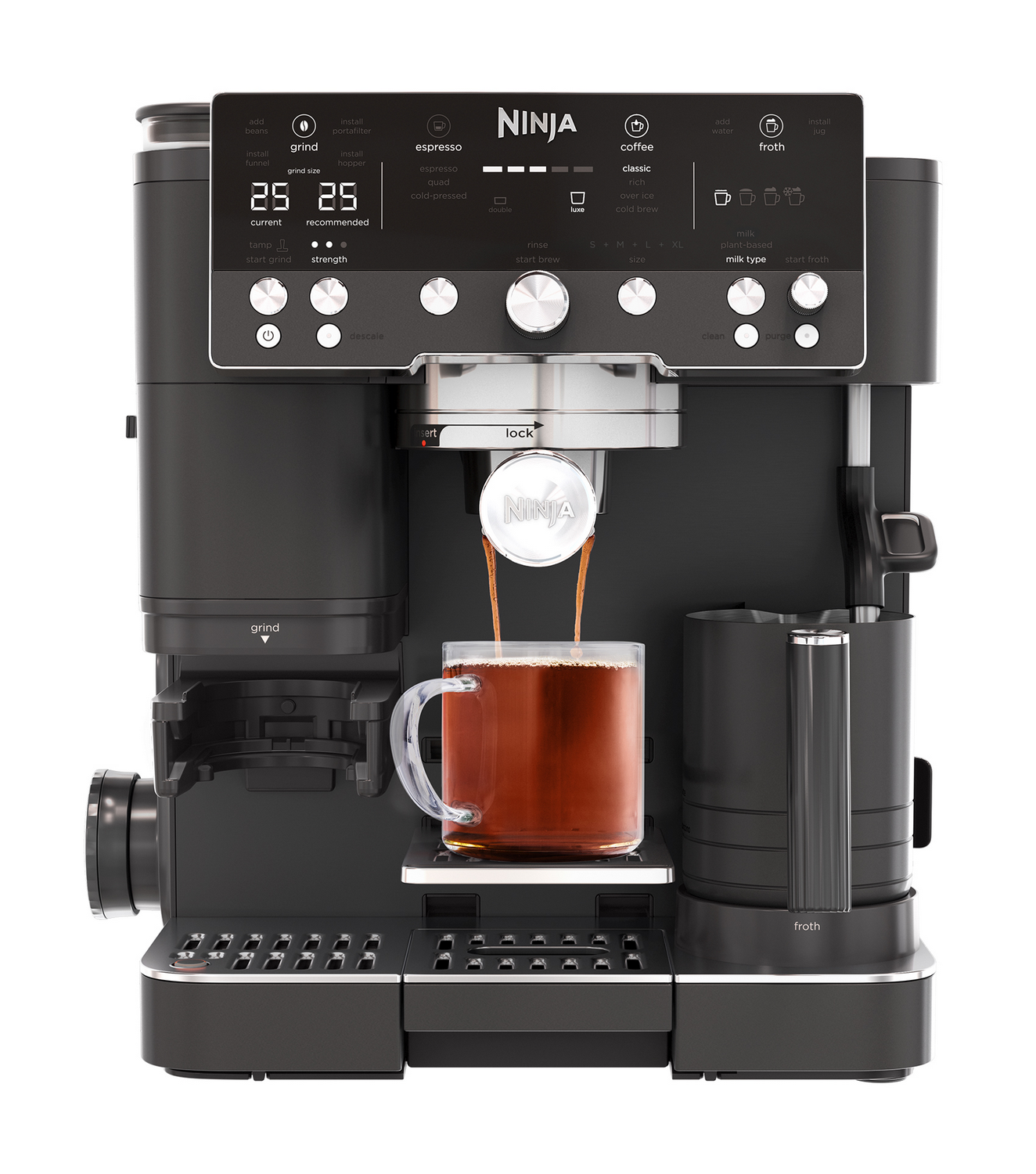 Una cafetera Ninja negra prepara líquido caliente y ámbar en una taza de cristal.