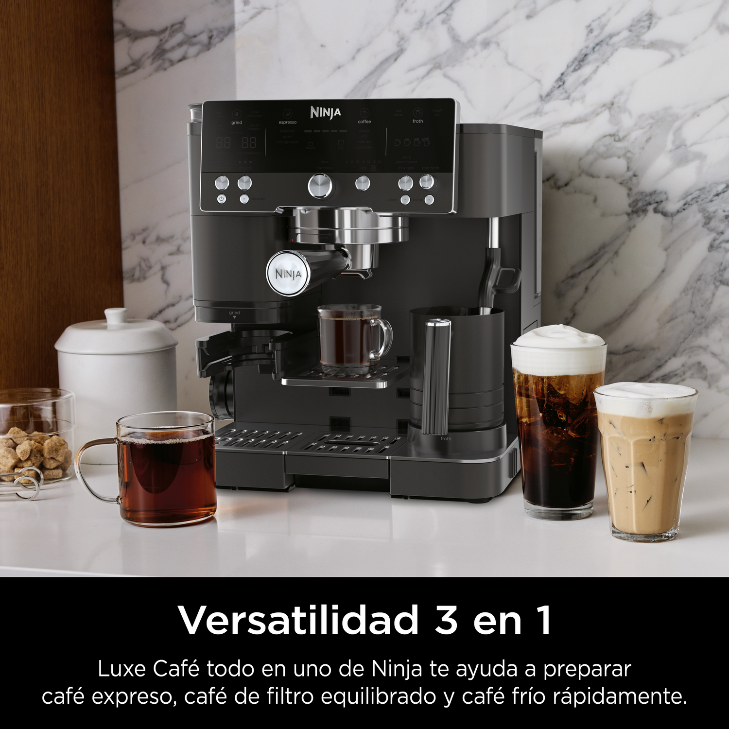 Una cafetera Ninja negra con tres bebidas: expreso, café y café helado.