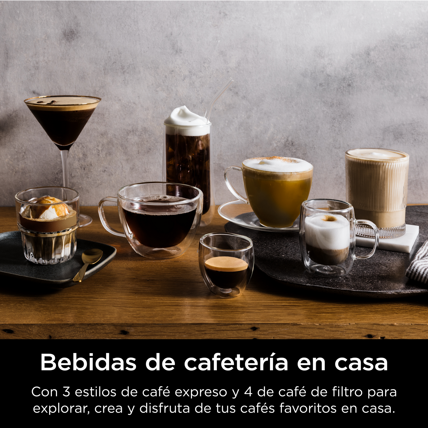 Seis bebidas de café diferentes en vasos sobre una mesa de madera.