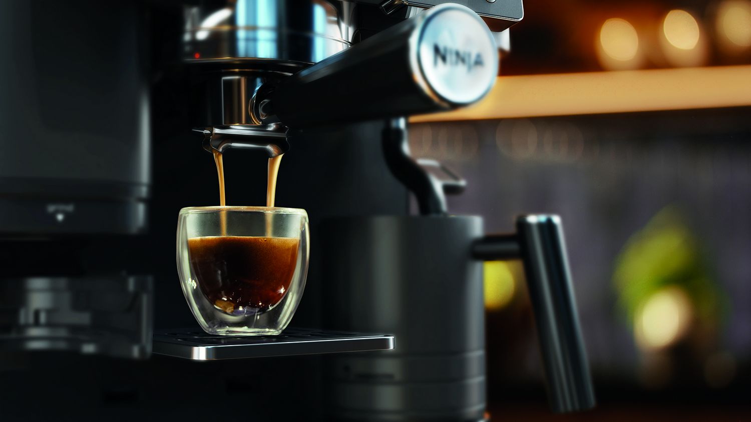 Máquina de espresso preparando café en un vaso.