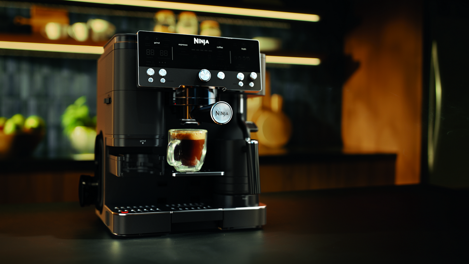 Una cafetera espresso Ninja negra prepara café en una taza.