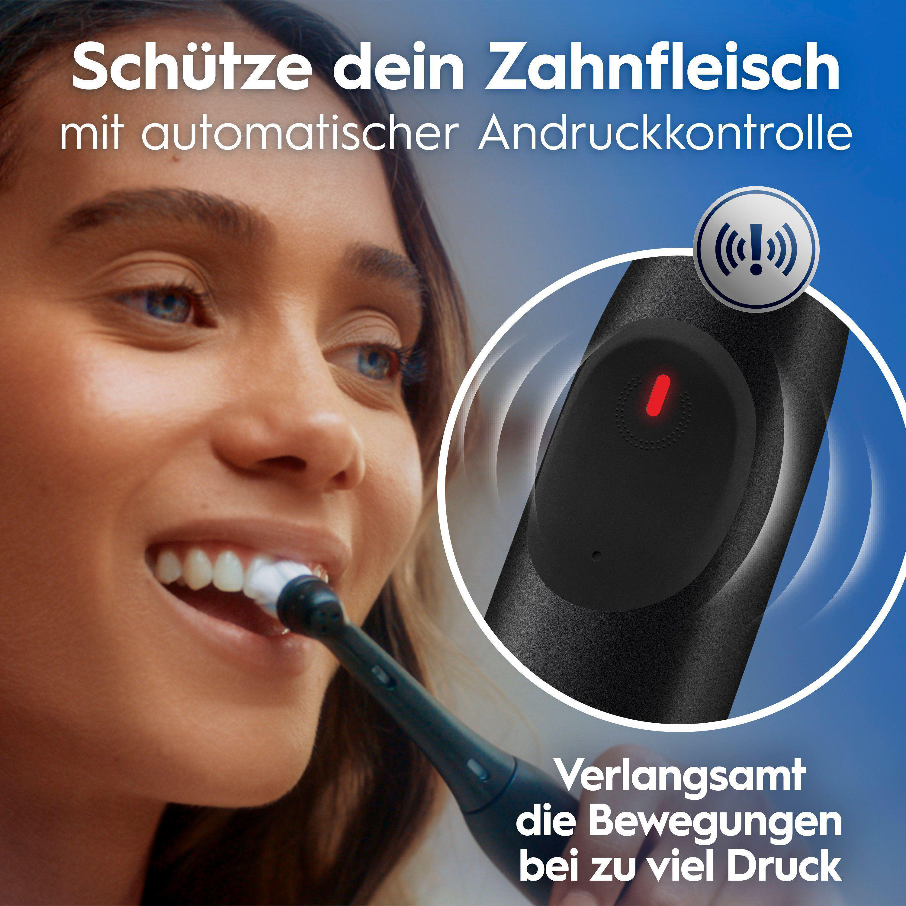 Frau putzt Zähne, elektrische Zahnbürste zeigt Druckkontrolle.