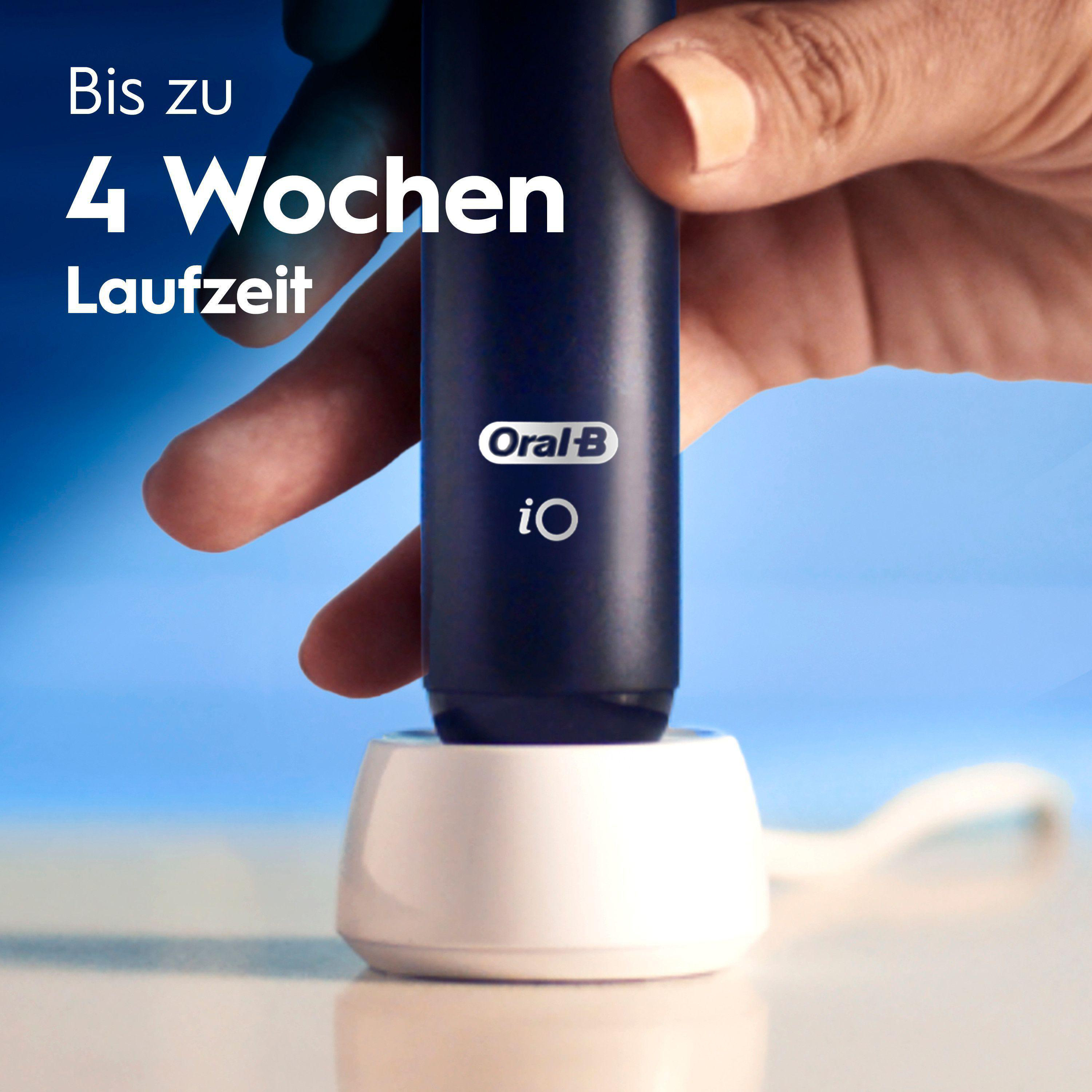 Hand steckt eine blaue Oral-B iO Zahnbürste in Ladestation.
