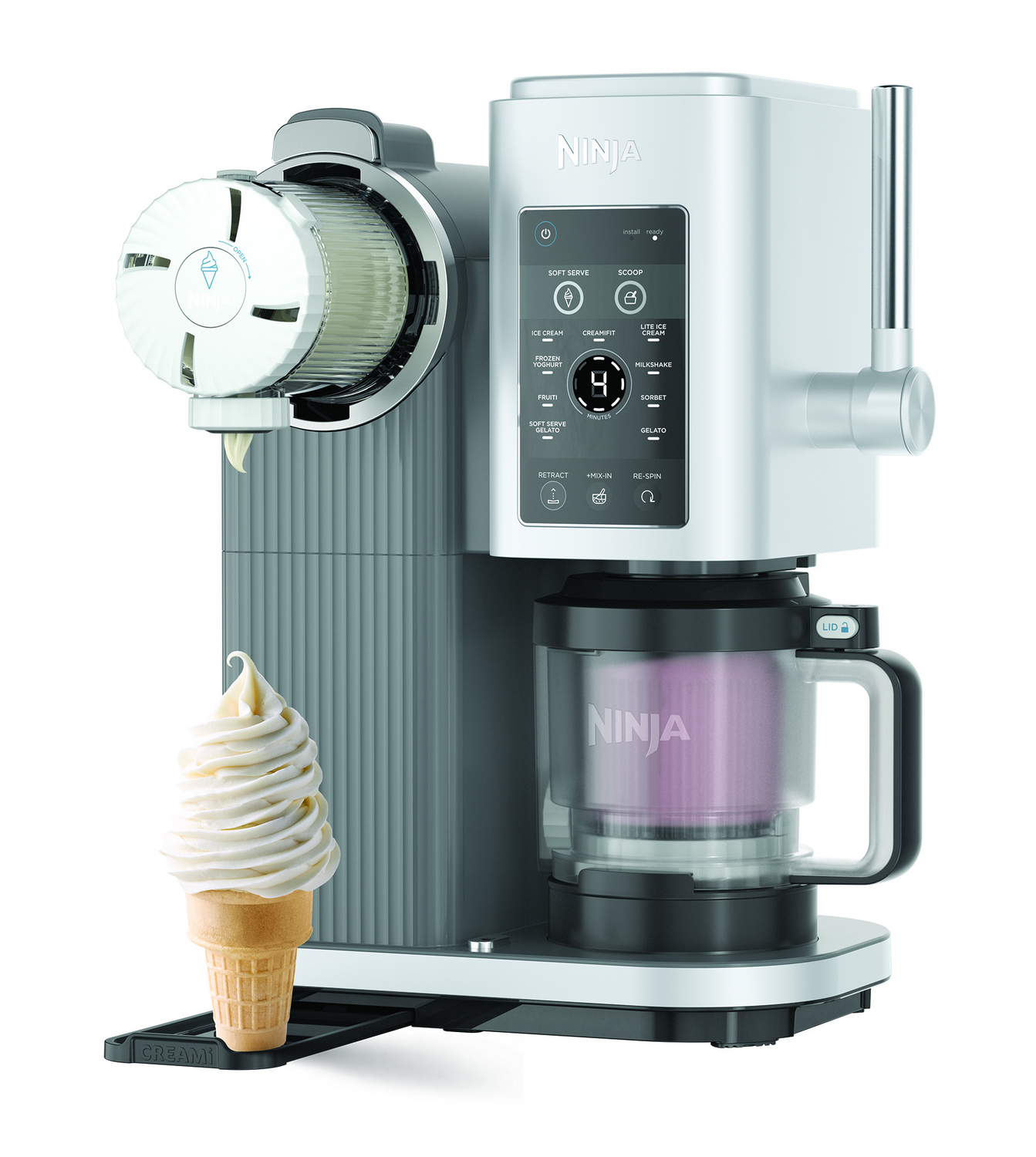 Una máquina Ninja Creami con un cono de helado suave.