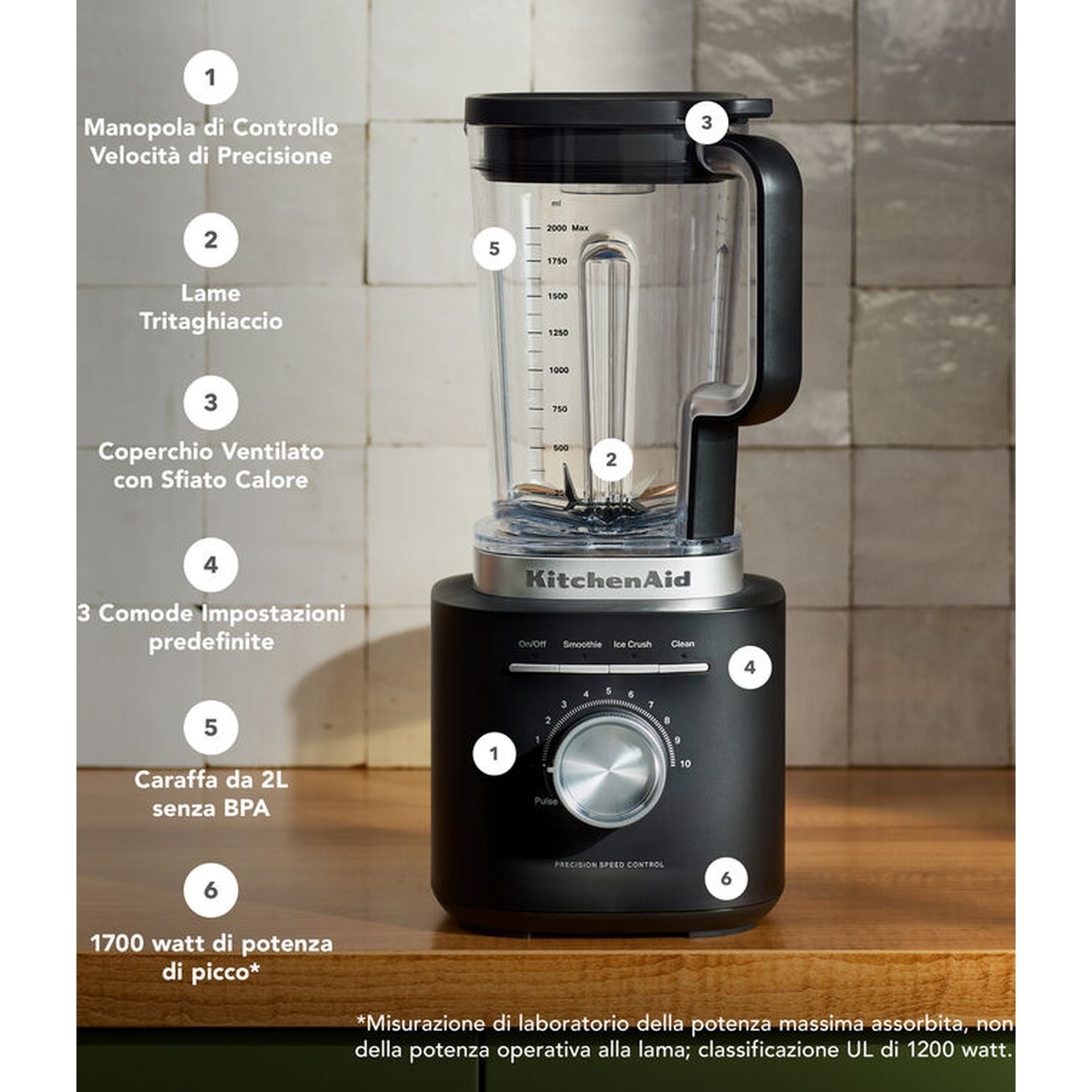 Frullatore KitchenAid nero con caraffa da 2L, selettore di precisione e lame tritaghiaccio.