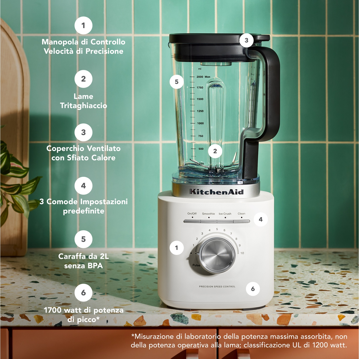 Un frullatore KitchenAid bianco con accenti neri su un piano di lavoro screziato.