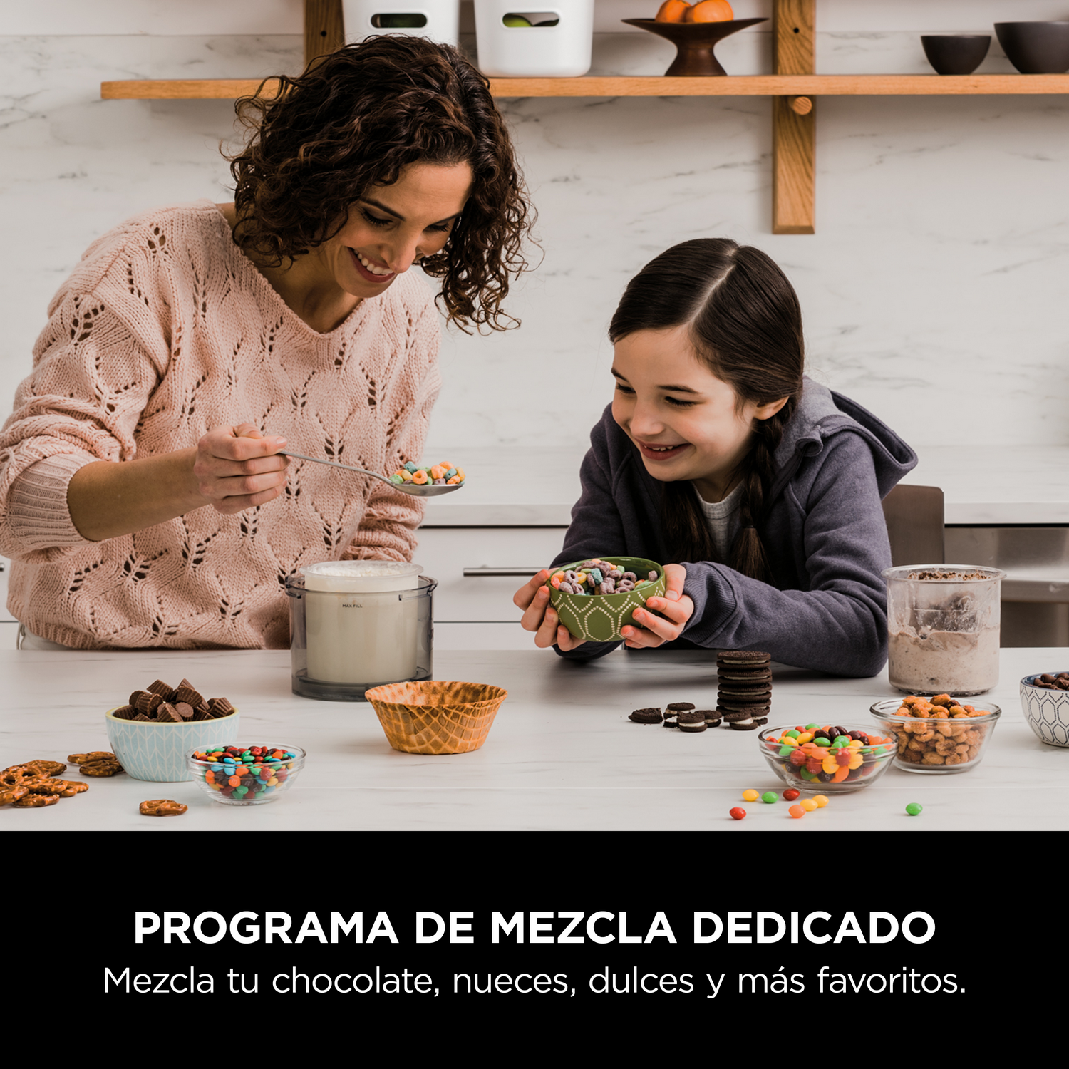 Mujer y niña preparan dulces para una máquina de helados.
