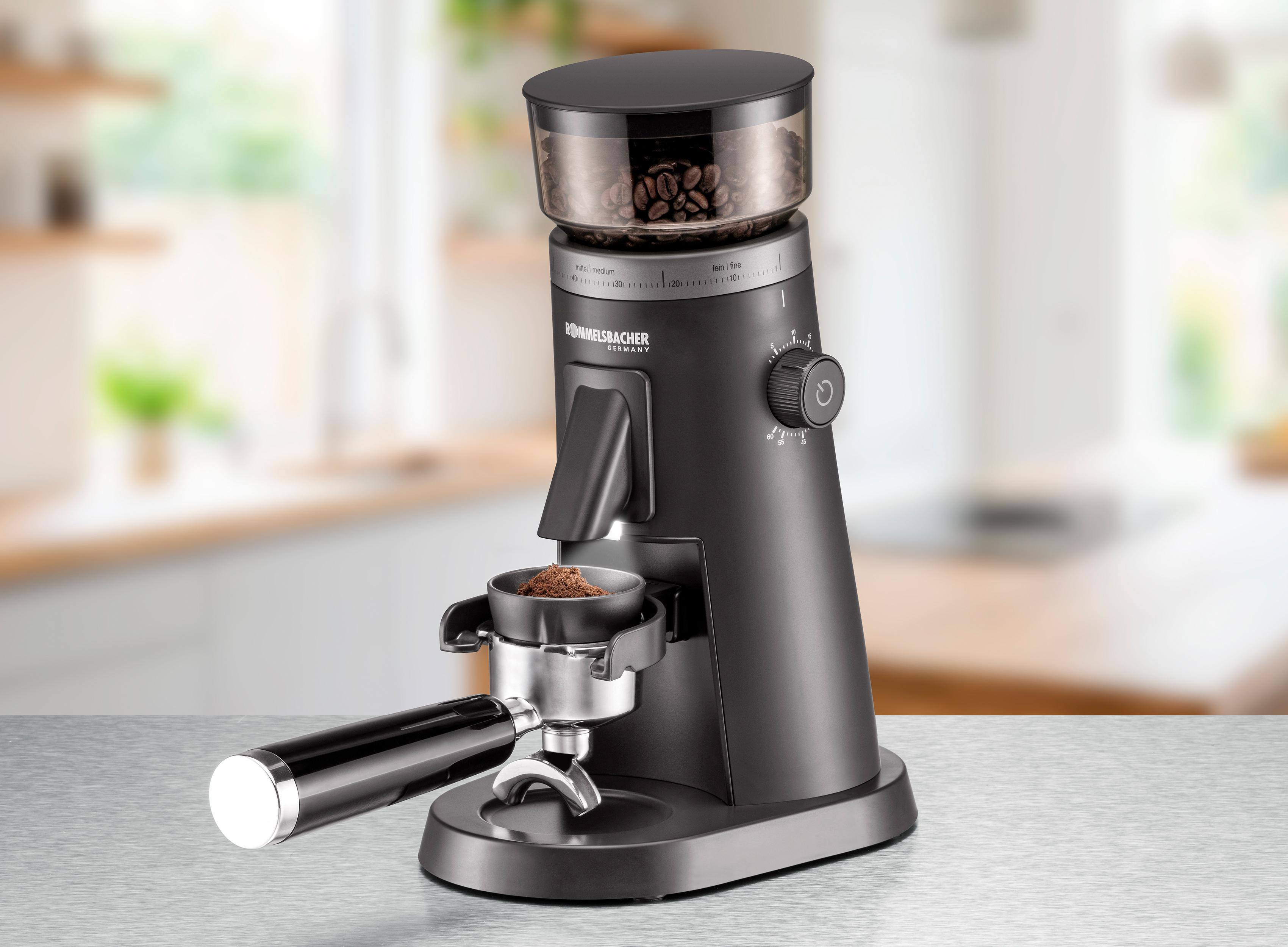 Schwarzer Kaffeemühle mit Bohnenbehälter, Siebträger und Kaffeepulver.