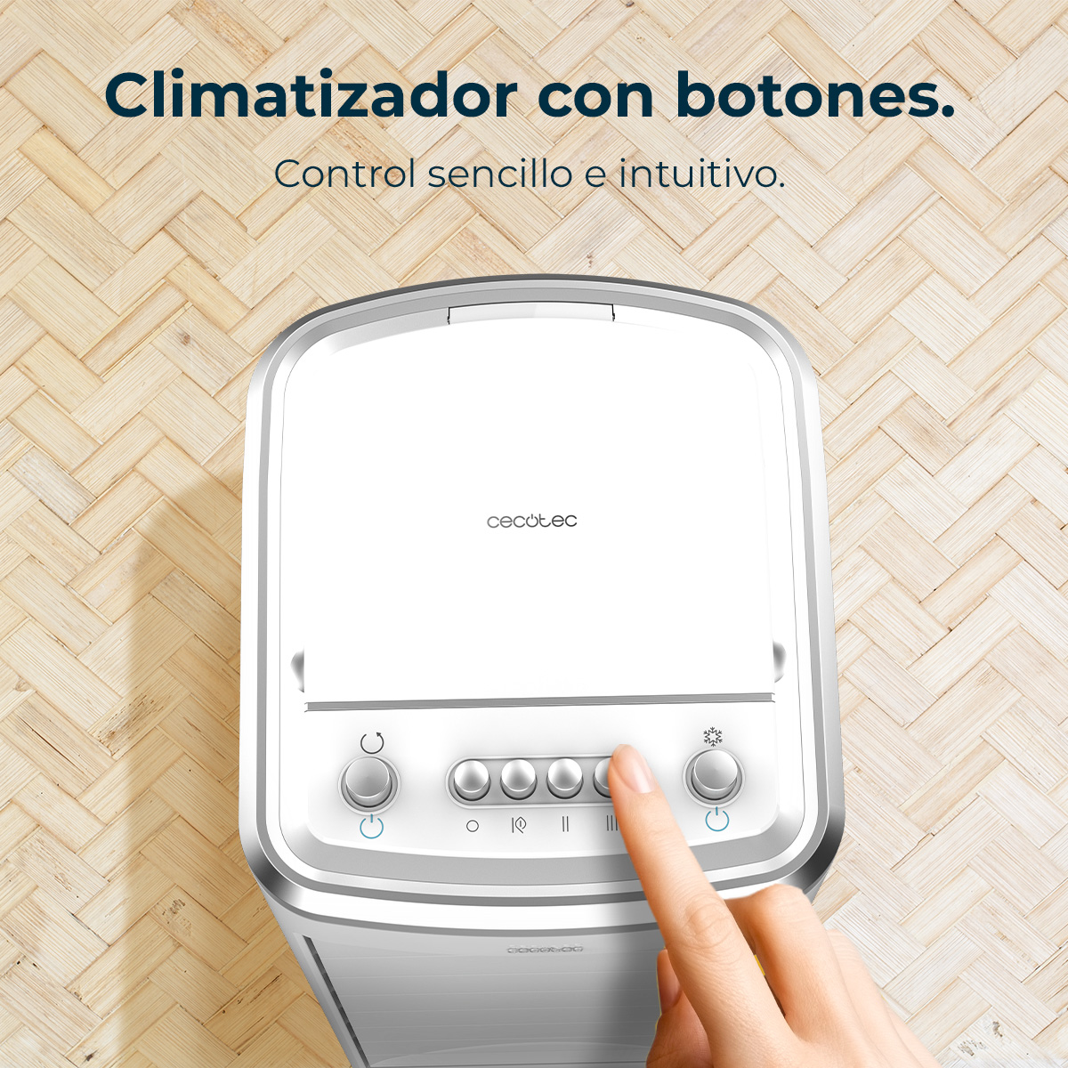 Un enfriador de aire blanco con botones. Una mano presiona un botón.