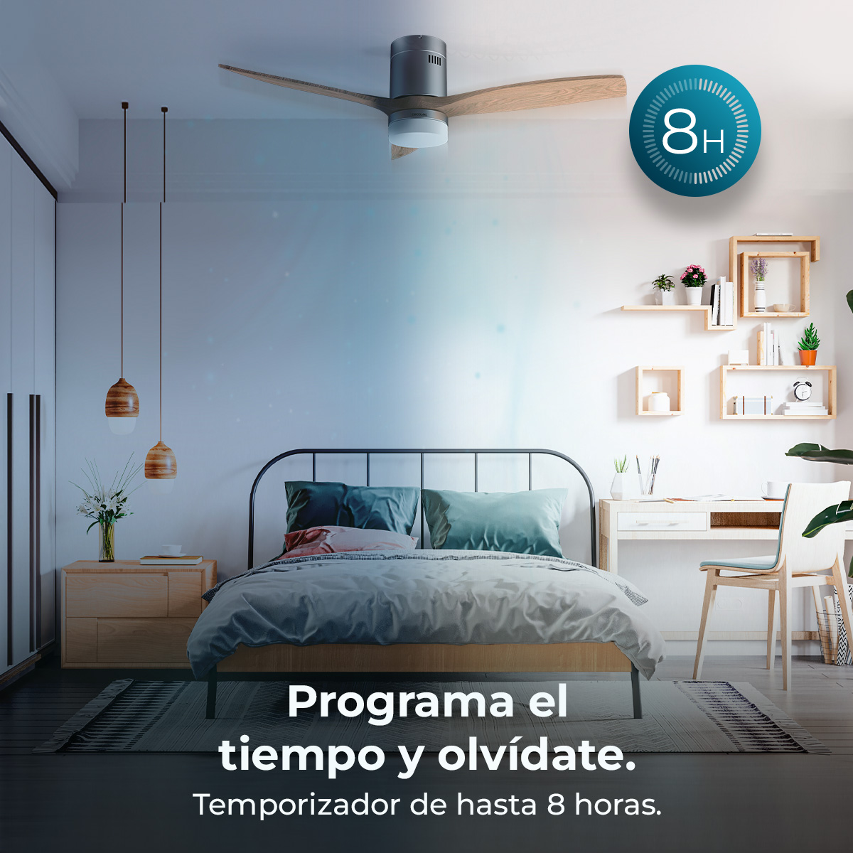 Un dormitorio con cama, ventilador de techo y escritorio. Icono "8H".