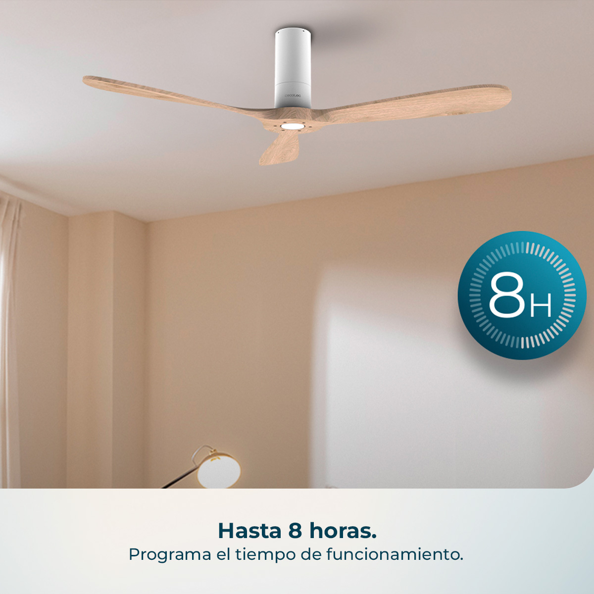 Ventilador de techo con aspas de madera y luz integrada, muestra temporizador 8H.