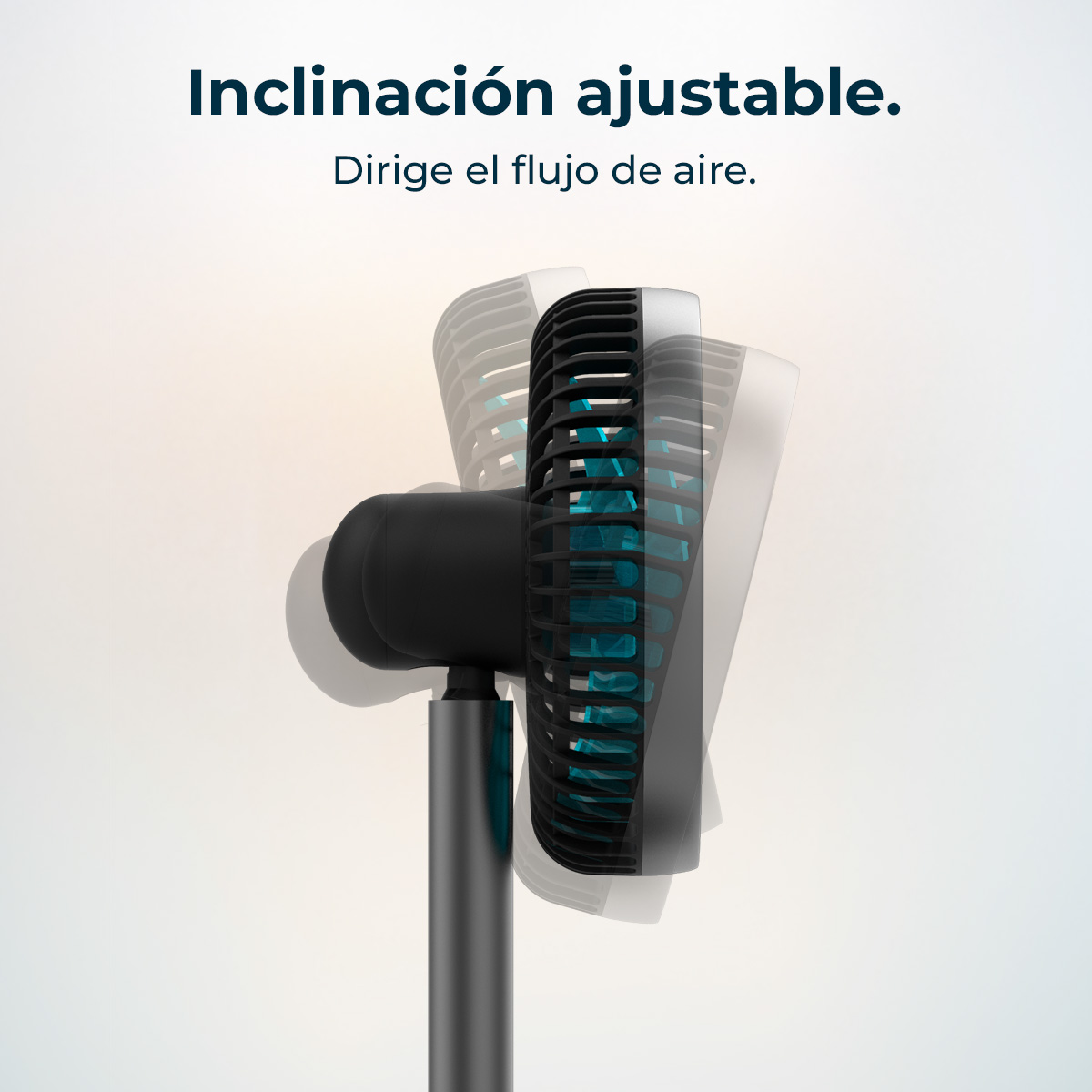 Un ventilador negro con cabeza ajustable sobre un soporte, mostrando la dirección del flujo de aire.