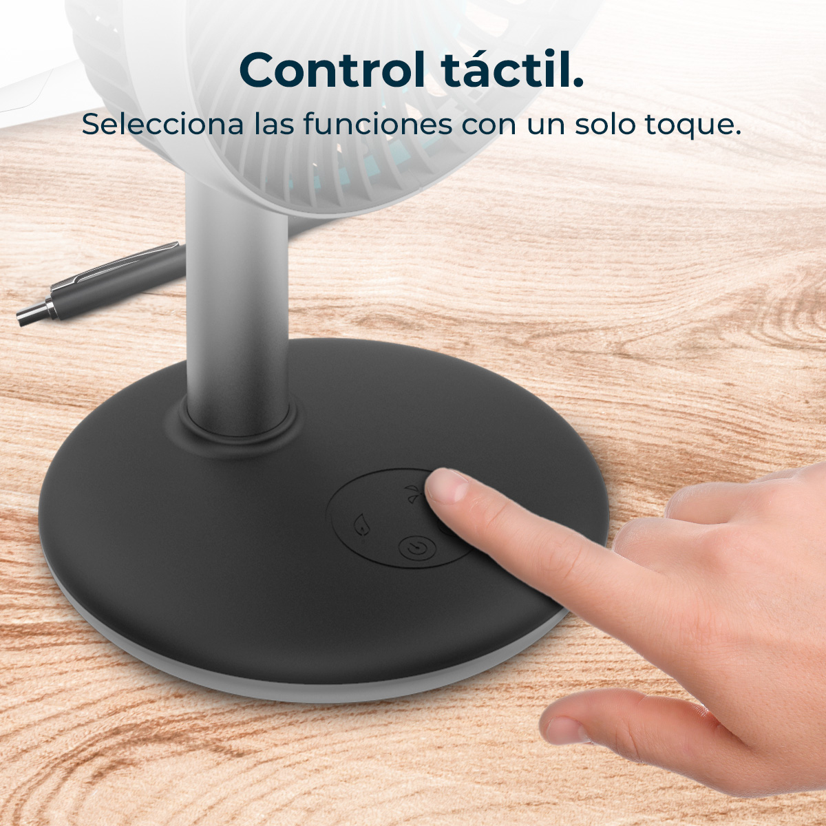 Una mano presiona un botón en la base negra de un ventilador.