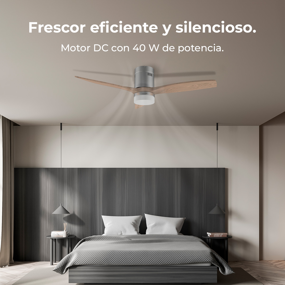 Un ventilador de techo moderno con aspas de madera sobre una cama en un dormitorio.
