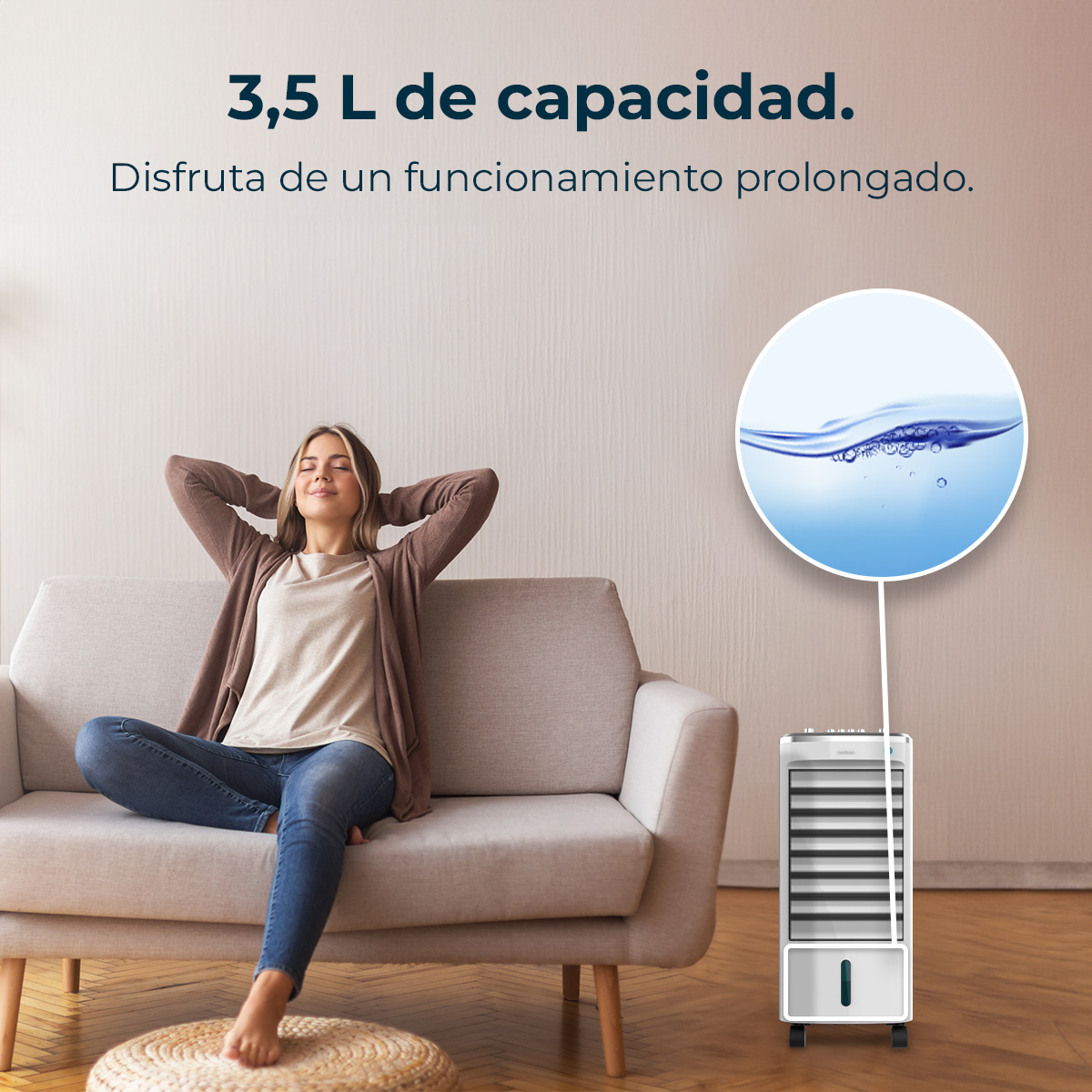 Mujer relajándose en sofá junto a enfriador de aire con gráfico.