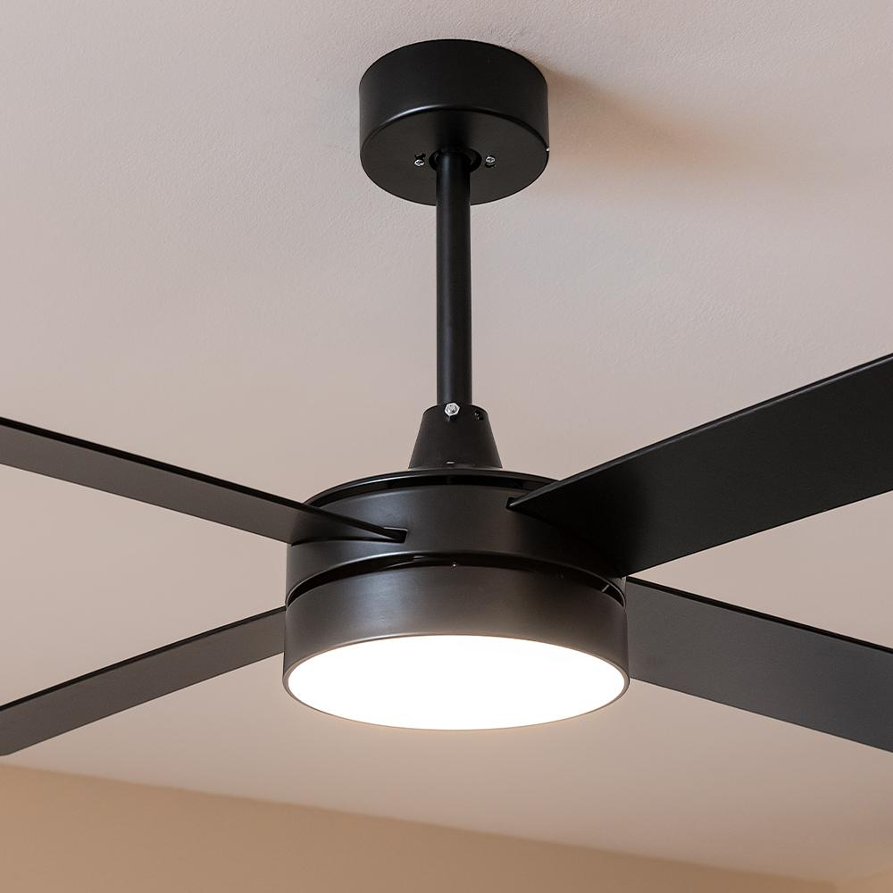 Un ventilador de techo negro con luz cuelga del techo.