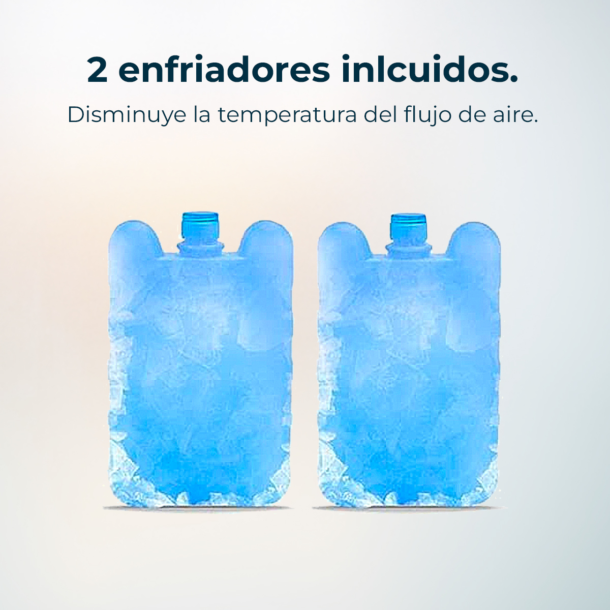 Dos bolsas de hielo azules con tapas azules se paran una al lado de la otra.
