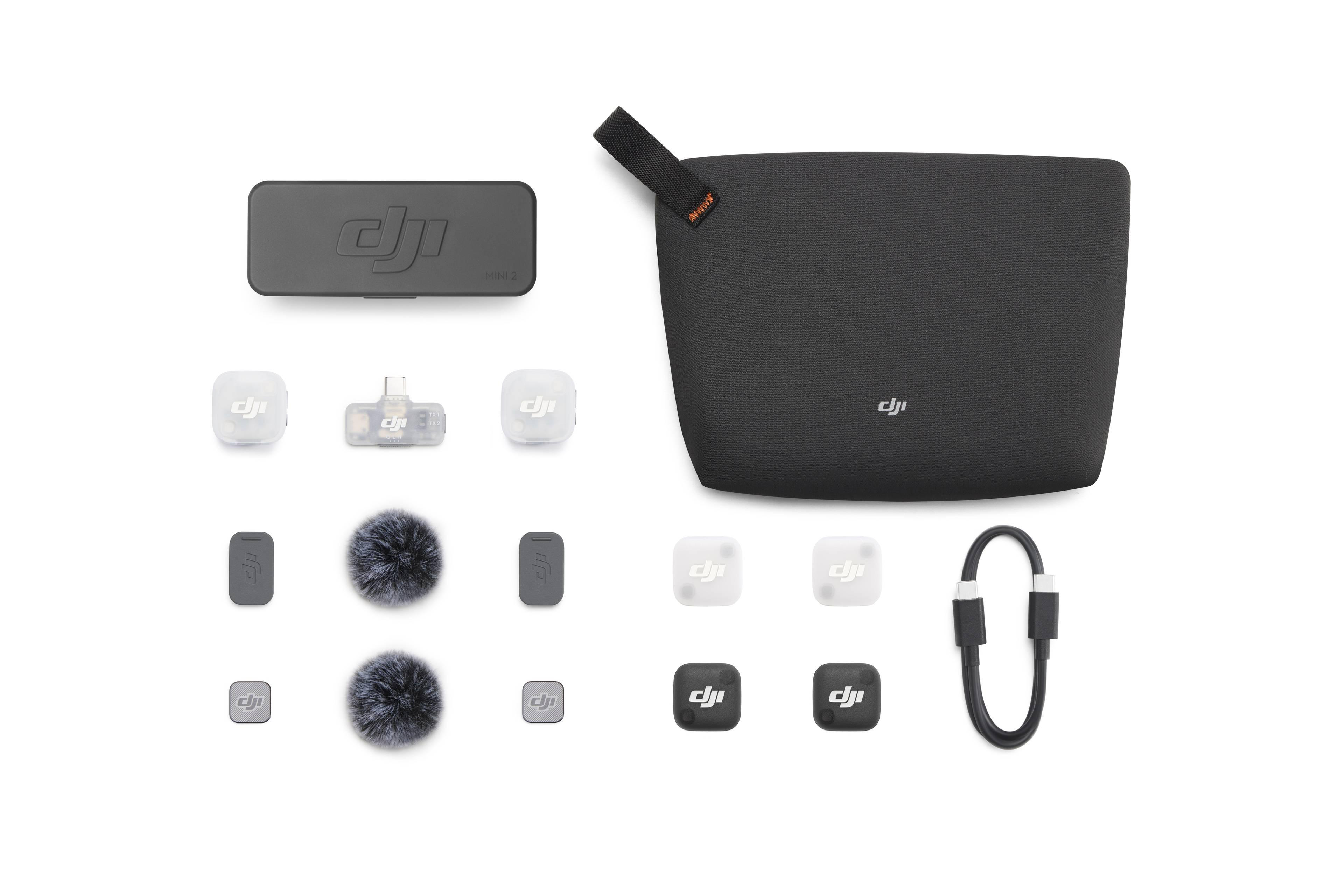 DJI Mini 2 Zubehör: Ladecase, Sender, Mikrofone, Kabel, weiße und schwarze Clips.