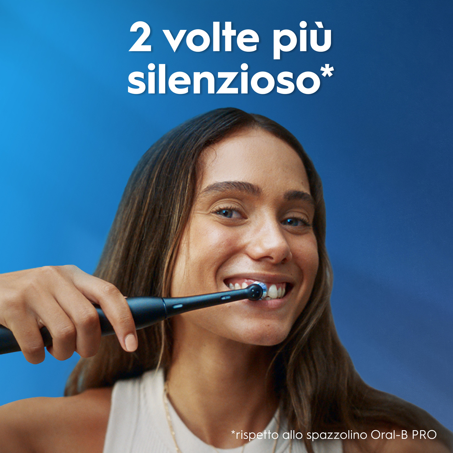 Una donna si lava i denti con uno spazzolino elettrico.