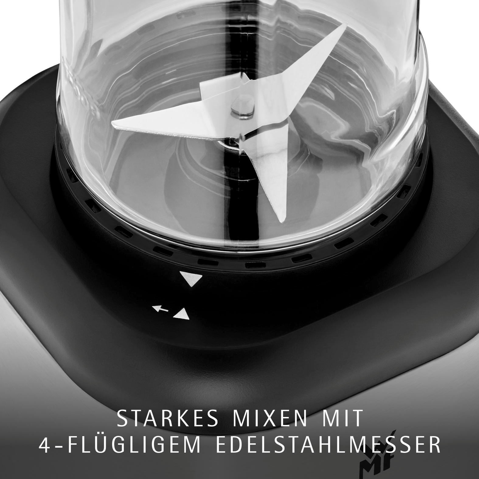 Nahaufnahme eines Mixbehälters mit vier scharfen Edelstahlklingen.
