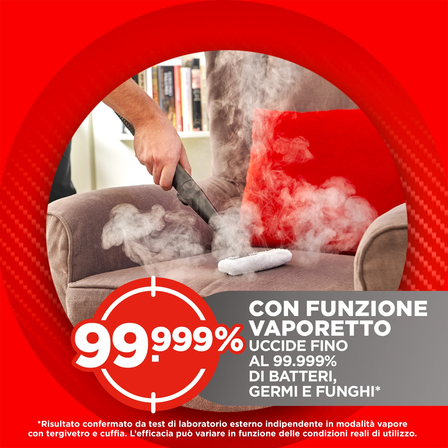 Un uomo pulisce una poltrona marrone con un pulitore a vapore. Il vapore sale.