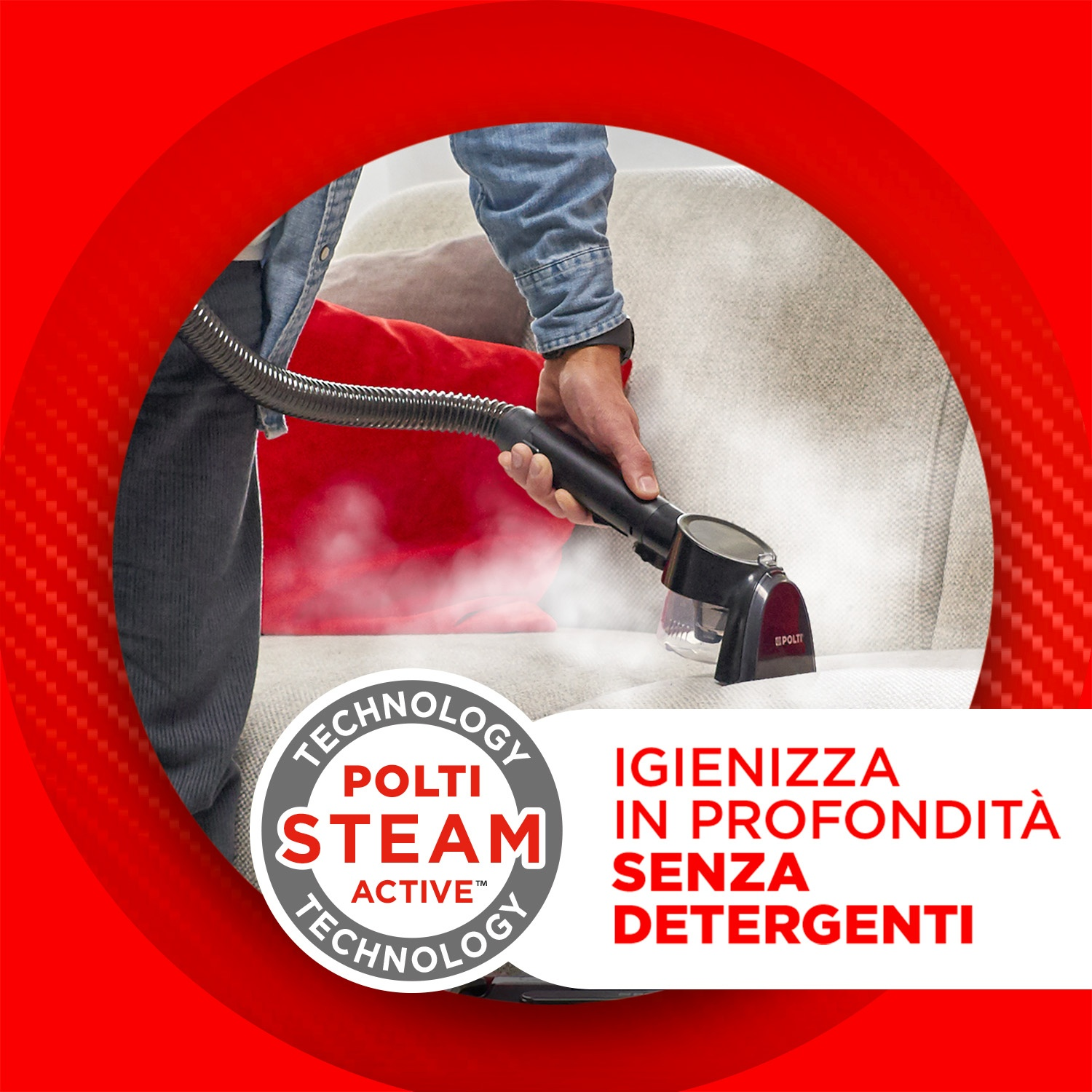 Uomo pulisce divano con pulitore a vapore. Testo: Polti Steam Active Technology.