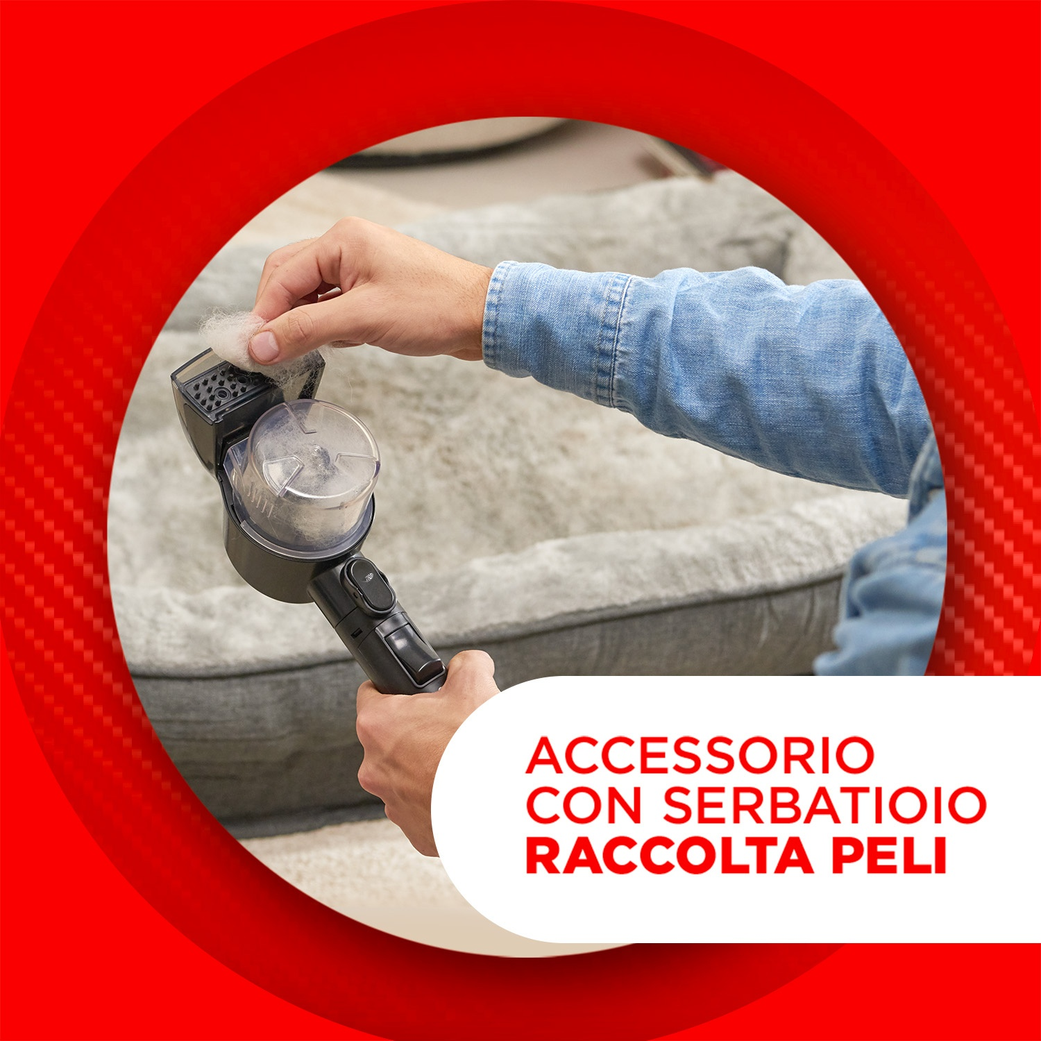 Una mano rimuove peli di animali da un accessorio aspirapolvere con contenitore.