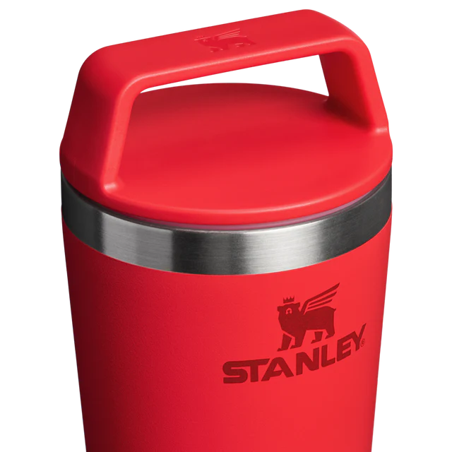 Gümüş bantlı ve taşıma saplı kırmızı Stanley bardak.
