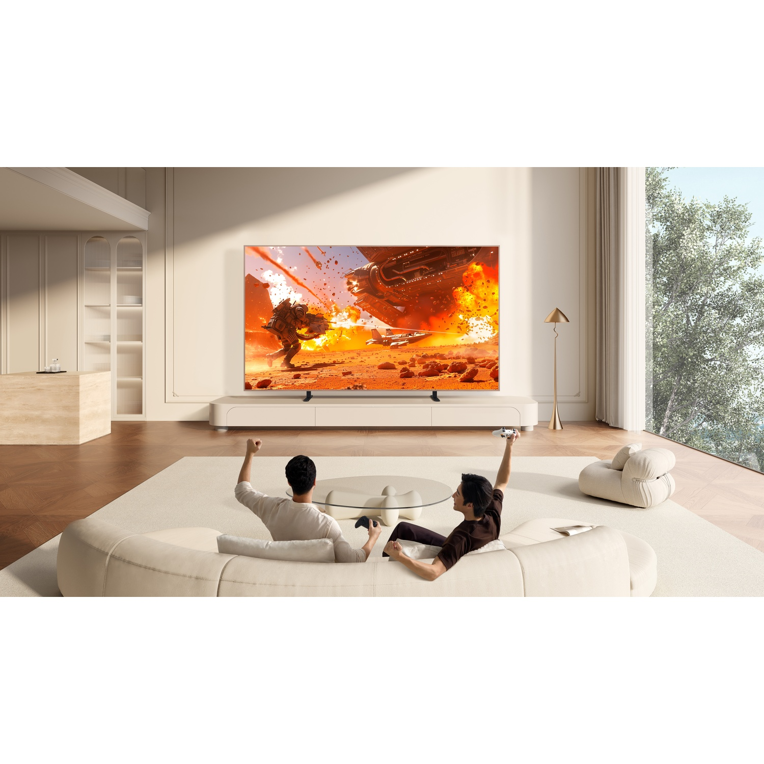 Twee mannen spelen videogames op een tv in een woonkamer.