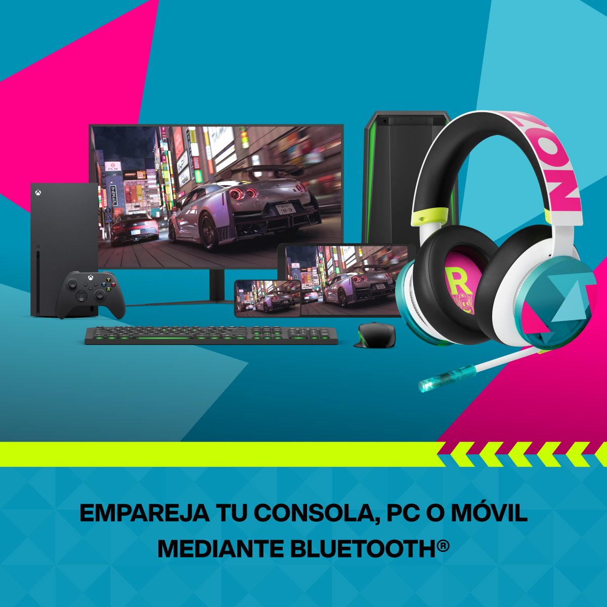 Configuración de juego con consola, PC, monitor, auriculares y teclado.