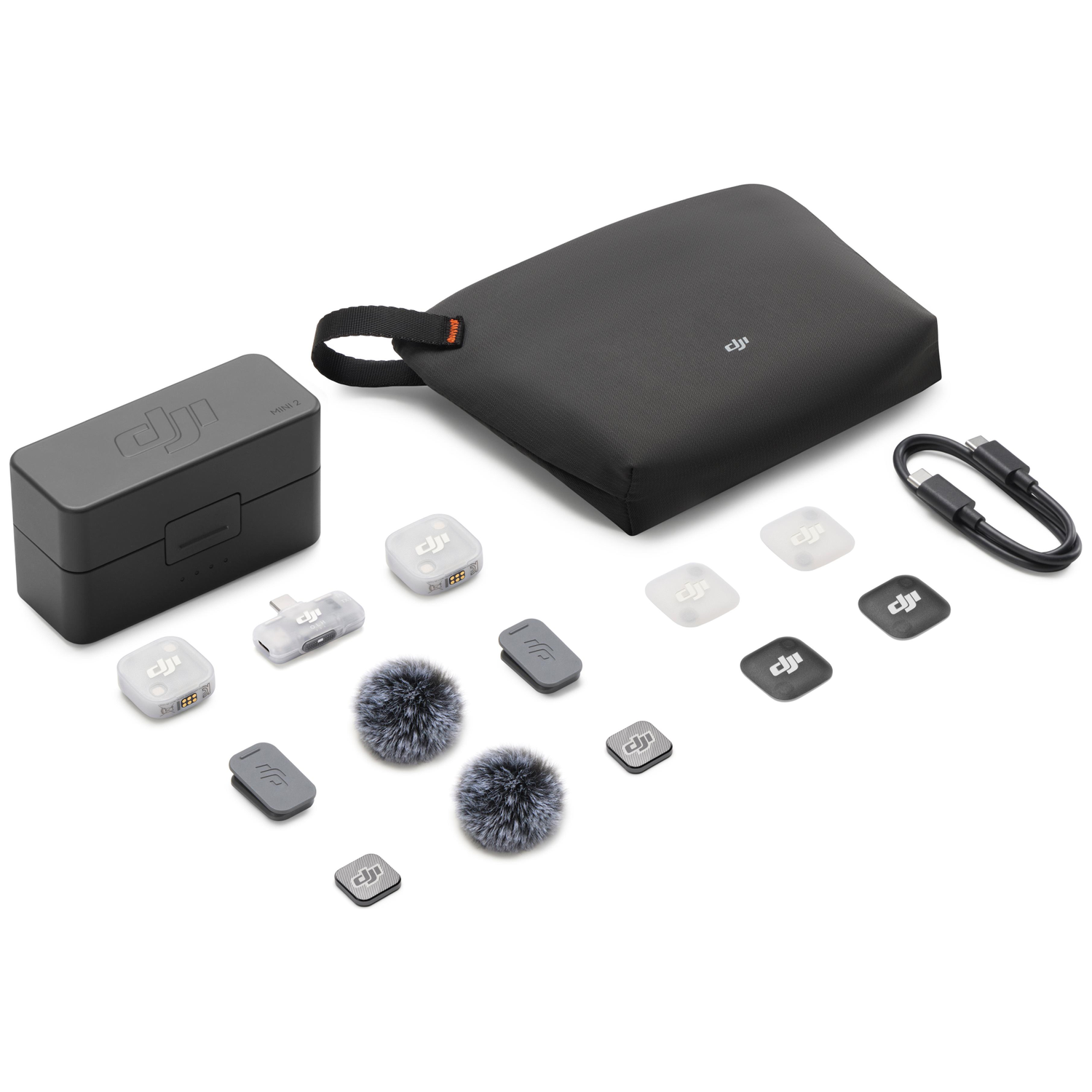 DJI accessoires: Oplaadcase, zenders, ontvanger, microfoonwindscreens, kabel en stickers.