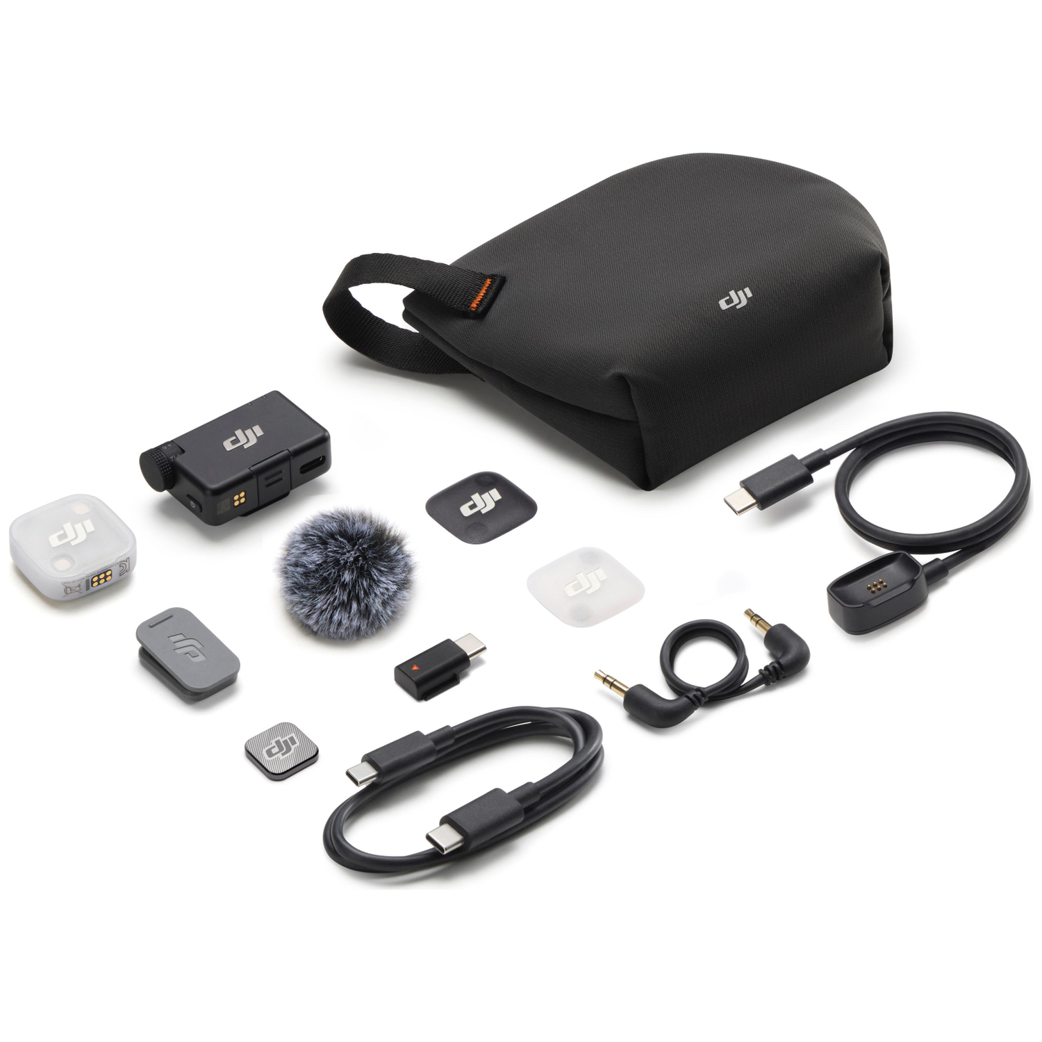 DJI accessoirekit met microfoon, kabels, oplaadcontacten en tas.